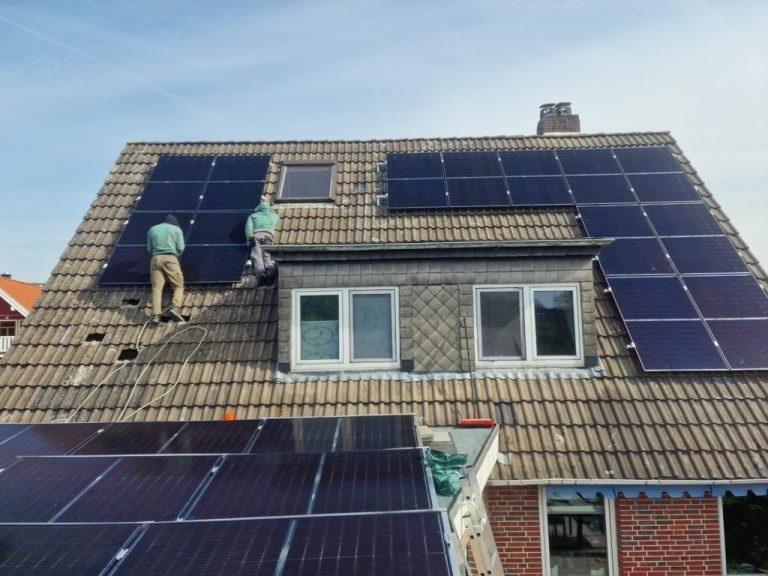 Monteure von Grünergie installieren eine Photovoltaikanlage auf einem Hausdach in Bremen